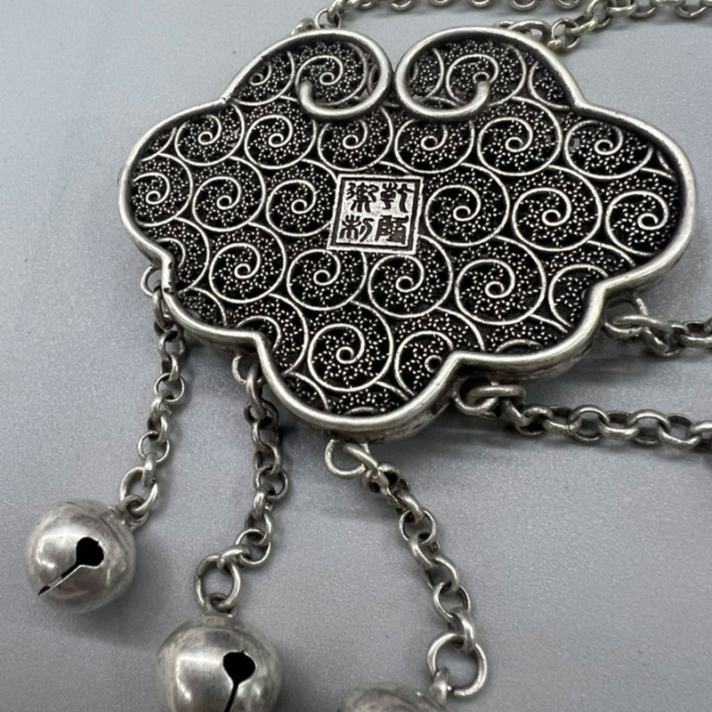 Liontin Kunci Perak Berpermata - Vintage Collectible Market ulasan dan harga